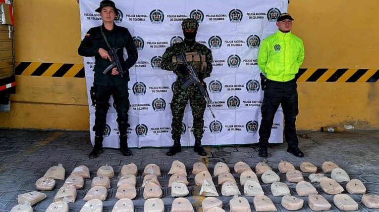 Integrantes de la Policía mientras custodian 53,5 kilos de heroína incautada en Nariño (Colombia), el 9 de mayo de 2024. 