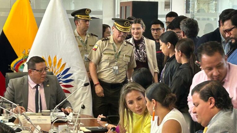 La ministra Sade Fritschi estuvo resguardada todo el tiempo por la escolta legislativa, Quito, el 9 de mayo de 2024.