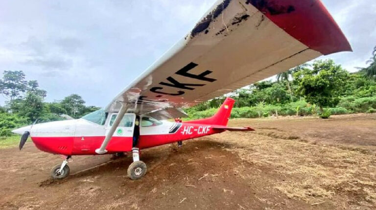Avioneta sufre accidente al despegar en Morona Santiago