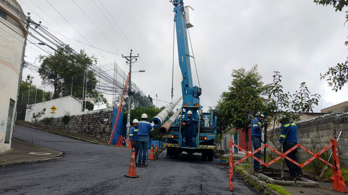 Imagen referencial de trabajadores de la Empresa Eléctrica de Quito en labores de mantenimiento, en el norte de Quito, abril de 2024.