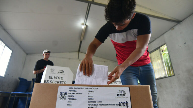 Un ciudadano coloca su voto en la urna durante la consulta popular de abril de 2024.