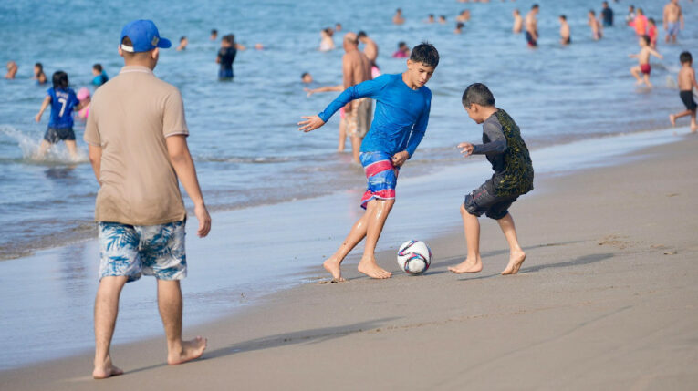 Turistas en la playa de Manta, en Manabí, el 4 de mayo de 2024.