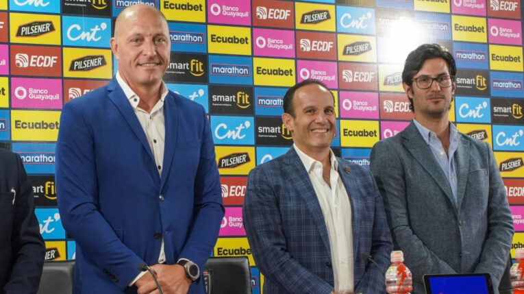 Francisco Egas, presidente de la Federación Ecuatoriana de Fútbol y Nicolás Solines, secretario general, presentan a Néstor Pitana, como nuevo presidente de la Comisión Nacional de Árbitros, el 27 de febrero de 2024. 