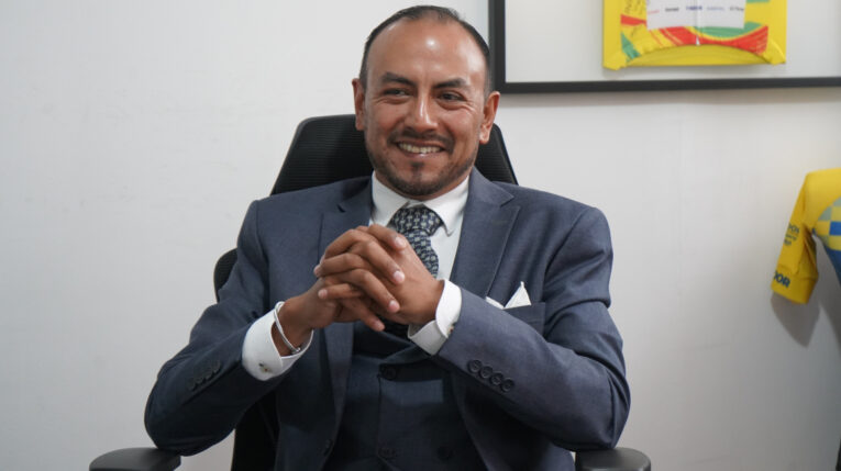 Santiago Rosero, presidente de la Federación Ecuatoriana de Ciclismo, durante una entrevista con PRIMICIAS, el miércoles 8 de mayo de 2024. 