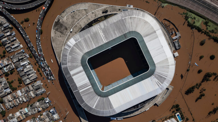 Fotografía aérea tomada con dron del estadio Arena do Grêmio, en la ciudad de Porto Alegre (Brasil).