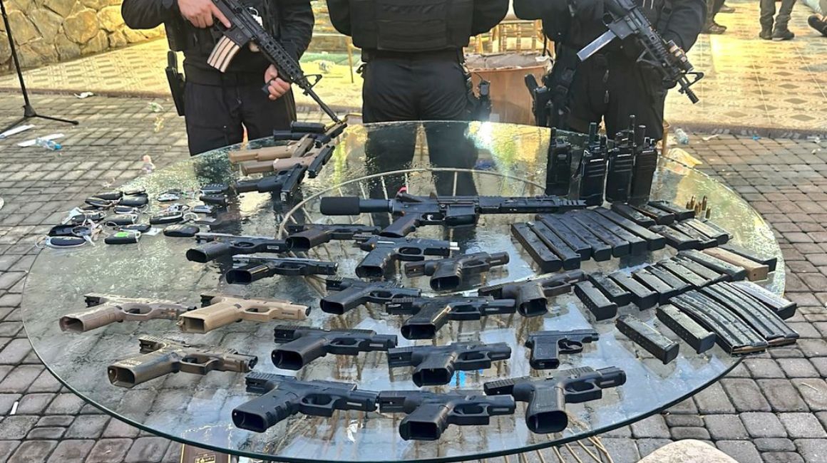 Algunas de las armas encontradas en la finca de la vía a la Costa donde fue detenido Jacobo Bucaram, el 10 de mayo de 2024.