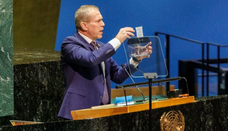 Embajador de Israel tritura la carta de la ONU en una sesión que respaldó a Palestina
