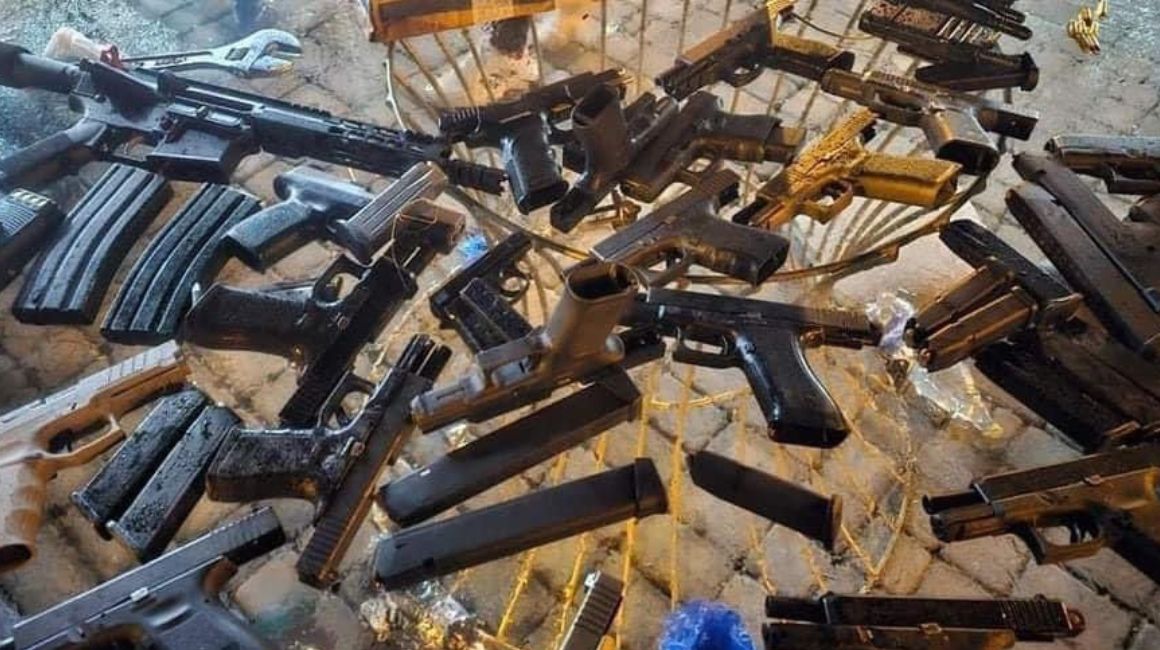 Armas encontradas en el operativo Gran Fenix 28, en una finca de la vía a la Costa, el 10 de mayo de 2024.