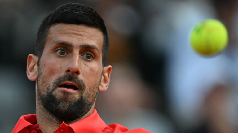 Djokovic recibe un golpe fortuito en la cabeza con una cantimplora de un aficionado