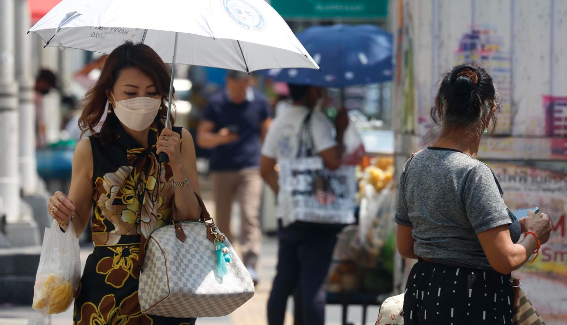 Una tailandesa usa mascarilla por el aumento de casos de covid-19 en su país.