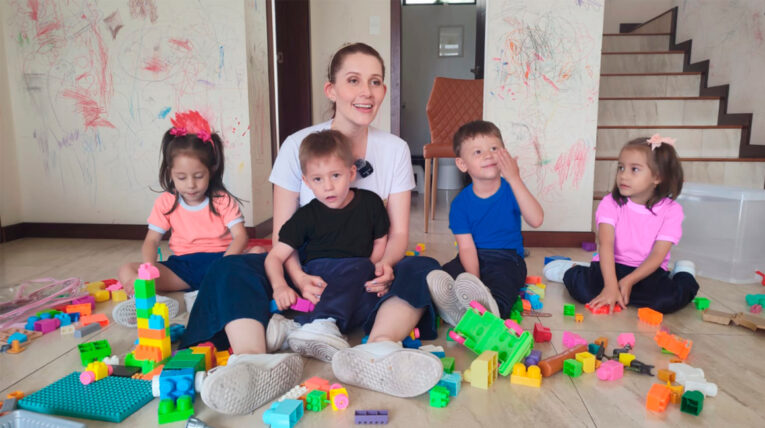 Daniela Chiriboga juntos a sus cuatro hijos en la sala de su casa, el 9 de mayo de 2024.