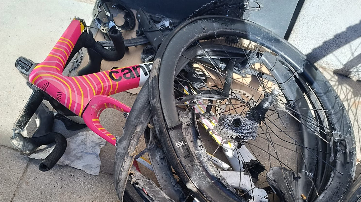 Andrey Amador, compañero de Richard Carapaz, sufre accidente mientras