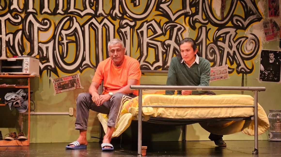 Carlos Valencia (izq) y Marco Bustos en sus papeles de 'Ángel' y 'Salvador', respectivamente, en la obra teatral 'La Misma Sangre'. 