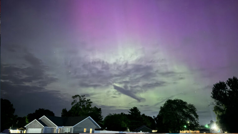 Esta imagen cortesía de Ryan Prewitt muestra la aurora boreal sobre Ohio, durante una tormenta geomagnética el 10 de mayo de 2024.