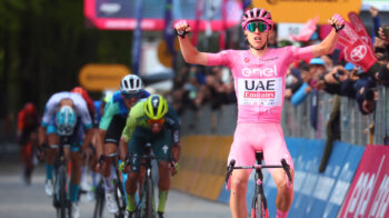 Tadej Pogacar celebra la victoria en la Etapa 8 del Giro de Italia, el 11 de mayo de 2024.