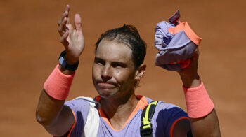 Rafael Nadal saluda a sus aficionados al abandonar el campo tras ser derrotado por el polaco Hubert Hurkacz durante el torneo de tenis masculino ATP Rome Open en el Foro Italico de Roma el 11 de mayo de 2024.