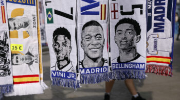 Bufandas con el rostro de Kylian Mbappé ya se venden en las calles de Madrid, a la espera de su fichaje.