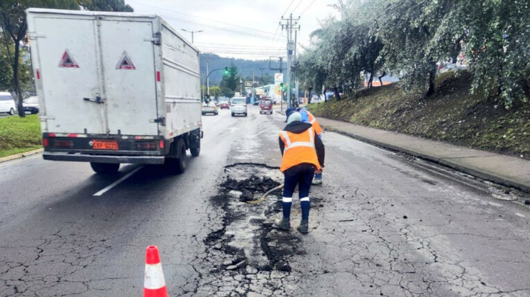 Un trabajador del Municipio de Quito realiza trabajos en la avenida Occidental, el 11 de mayo de 2024.