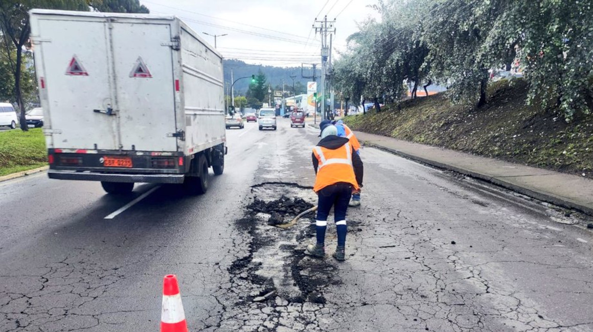 Un trabajador del Municipio de Quito realiza trabajos en la avenida Occidental, el 11 de mayo de 202