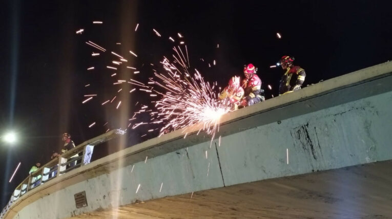Bomberos verifican el accidente ocurrido en el puente ubicado en el sector de la 'Y', en el norte de Quito, el 11 de mayo de 2024.