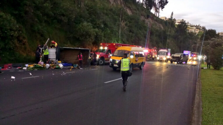 Imagen del accidente de tránsito ocurrido en la avenida Simón Bolívar, en el sur de Quito, el 12 de mayo de 2024.