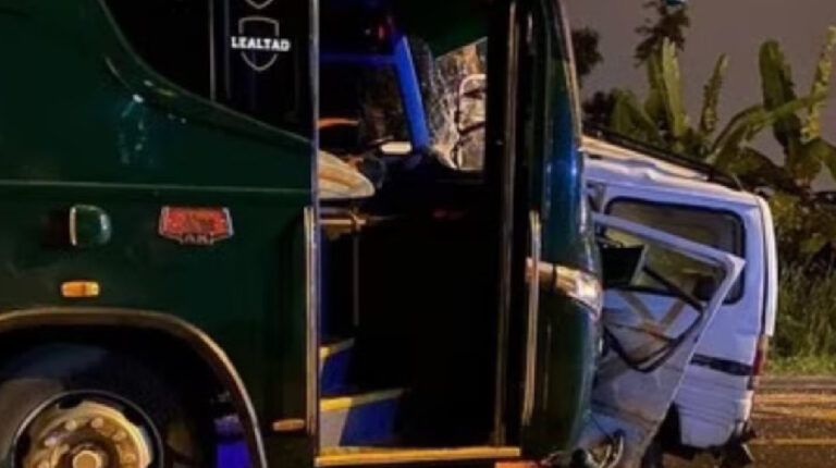Furgoneta choca contra el bus del Orense SC y causa dos muertos