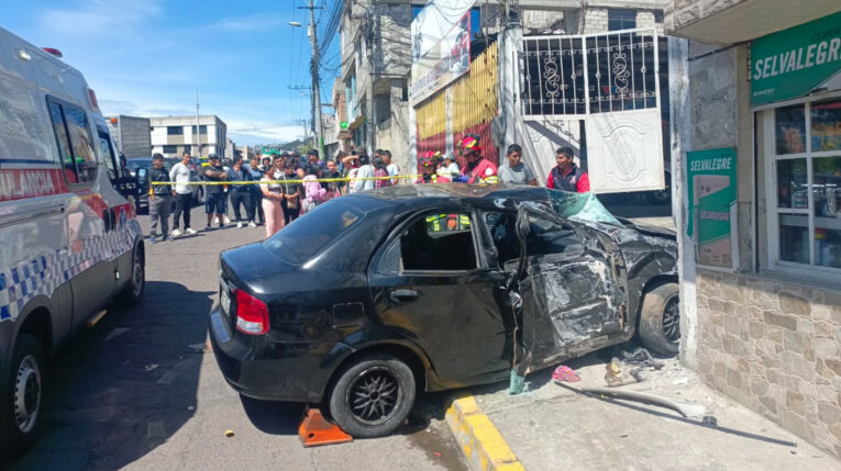 Imagen del choque de un vehículo contra una vivienda en el sur de Quito, el 12 de mayo de 2024.