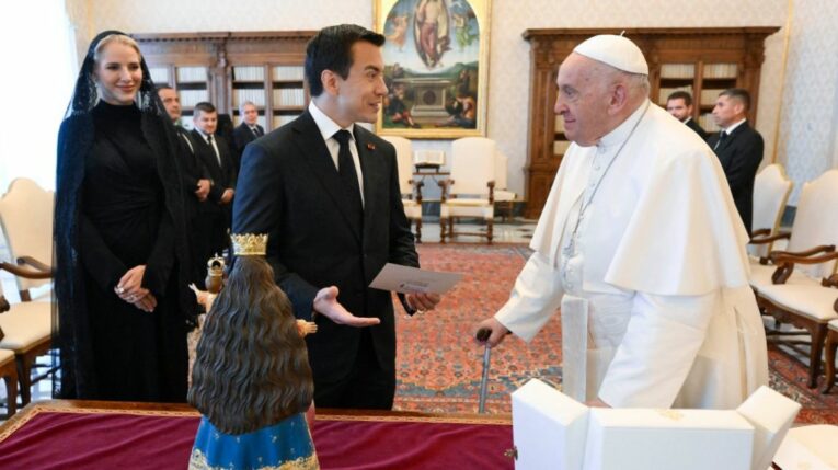 El papa Francisco recibió al presidente Daniel Noboa en el Vaticano, el 13 de mayo de 2024.