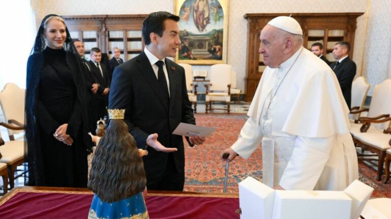 Presidente Noboa se reunió con el papa Francisco y le regaló una imagen de la Virgen del Cisne