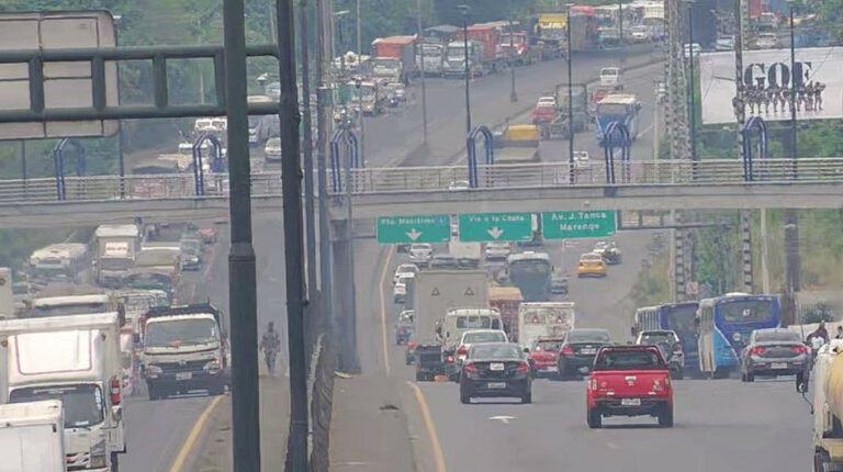 Alcaldía de Guayaquil retoma cierres parciales en la vía Perimetral y el tráfico se vuelve un caos