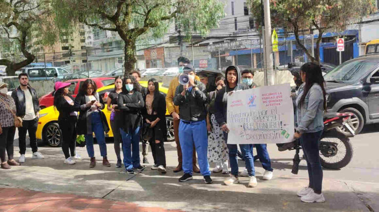 El 10 de mayo de 2024, un grupo de becarios de la Senescyt hizo un plantón en Quito para reclamar por atrasos.