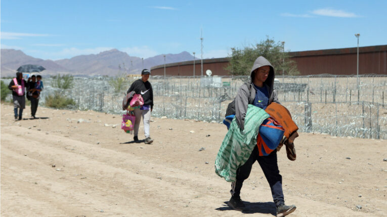 Varios migrantes ecuatorianos y latinoamericanos caminan por un sector de la frontera con México y Estados Unidos, el 18 de abril de 2024.