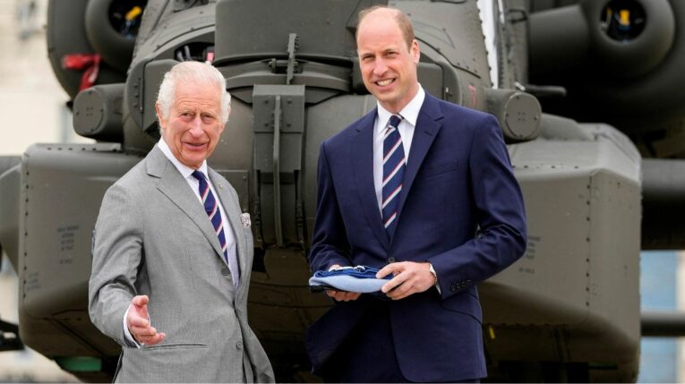 El rey Carlos III y el príncipe William en el aeródromo de Middle Wallop, Hampshire, en el sur de Inglaterra.