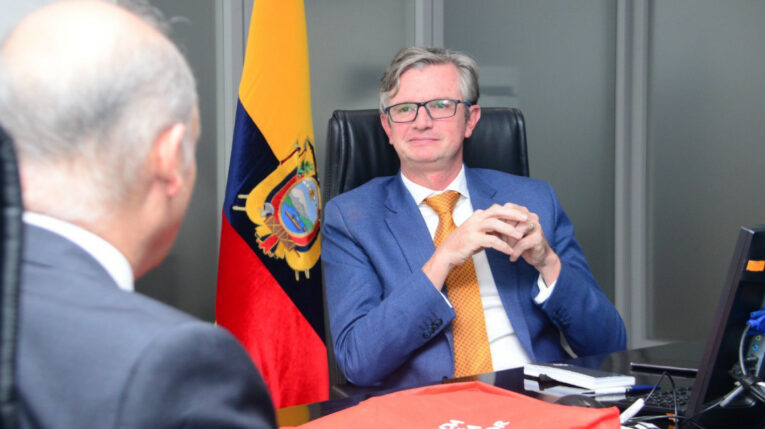 Imagen referencial del ministro de Economía, Juan Carlos Vega, en una reunión con el embajador de España, Erik Yturriaga Saldanha, el 11 de abril de 2024. 