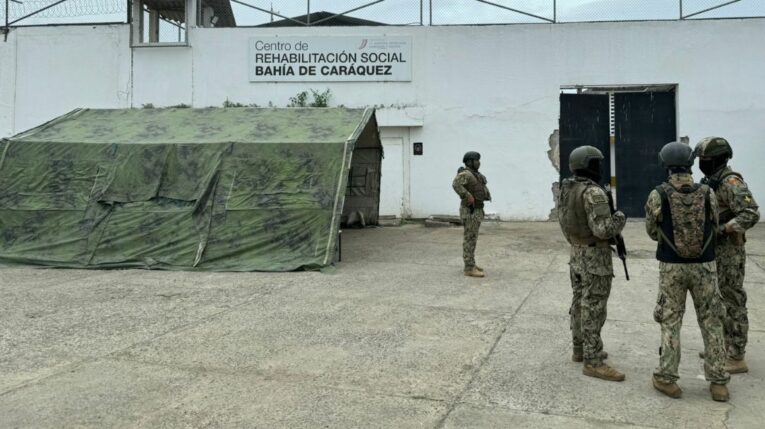 Militares en la cárcel  de Bahía de Caráquez (Sucre), al norte de Manabí, el 13 de mayo de 2024.