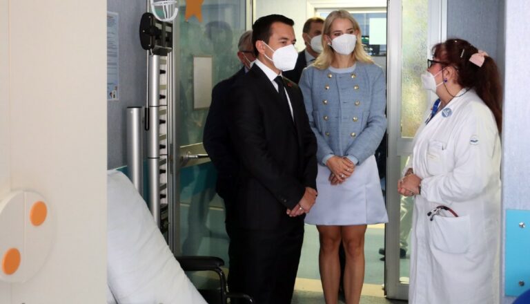 Noboa visita hospital pediátrico del Vaticano que colabora con el Baca Ortiz de Quito