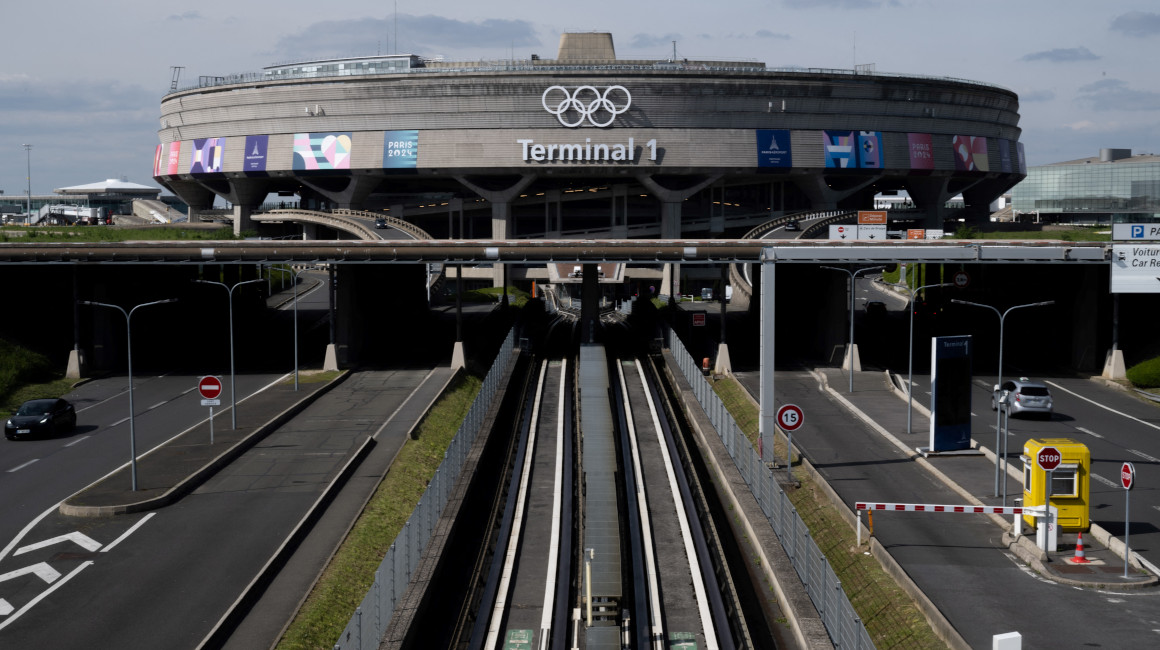 Vista de los anillos olímpicos en la Terminal 1 del aeropuerto Roissy-Charles de Gaulle antes de París 2024, el 23 de abril.