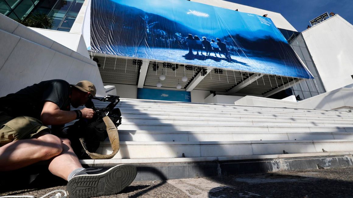 Trabajadores instalan el cartel oficial del 77 Festival de Cine de Cannes en la fachada del Palacio de Festivales, en Francia, el 12 de mayo de 2024.