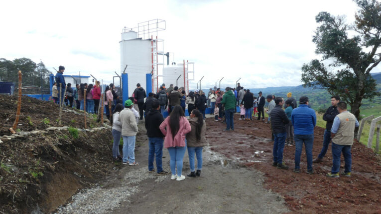 Sumar Juntos, de Banco Pichincha y Ayuda en Acción, instalan sistema de agua potable en Carchi. Foto del 9 de mayo de 2024.