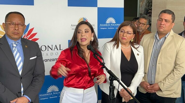 La asambleísta Pamela Aguirre, junto a otros asambleístas de Revolución Ciudadana, tras la comparecencia de la fiscal Diana Salazar, el 13 de mayo de 2024.
