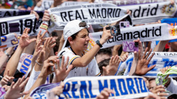Seguidor del Real Madrid tras ganar el título de la Liga española de 2024, en la plaza Cibeles de Madrid, el 12 de mayo de 2024.