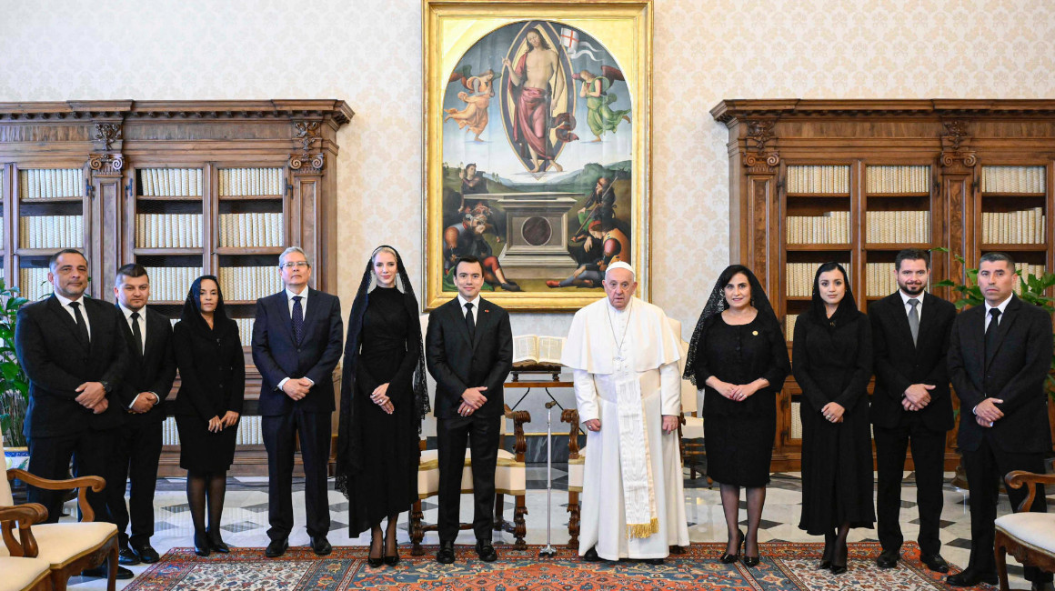La comitiva presidencial en su visita al papa Francisco en el Vaticano, en el centro están el presidente Daniel Noboa y su esposa Lavinia Valbonesi, el 13 de mayo de 2024.