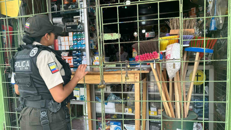 Imagen referencial de una policía en un negocio en Esmeraldas, en diciembre de 2023.
