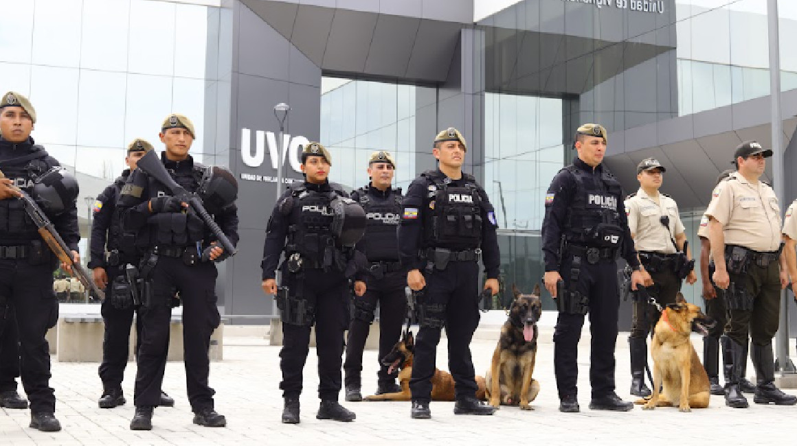 Un grupo de policías en un destacamento en Esmeraldas el 17 de abril de 2024.