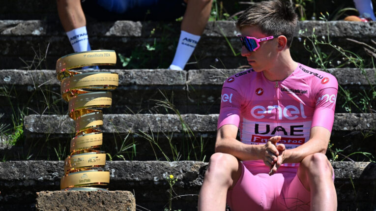 El esloveno Tadej Pogacar con la maglia rosa del líder general posa junto al trofeo del Giro de Italia, el 14 de mayo de 2024, antes de la Etapa 10.