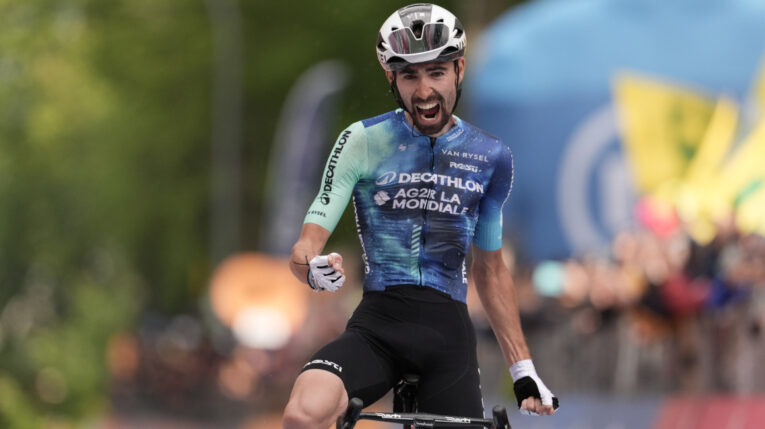 Valentin Paret-Peintre festeja su victoria en la Etapa 10 del Giro de Italia, el martes 14 de mayo de 2024.