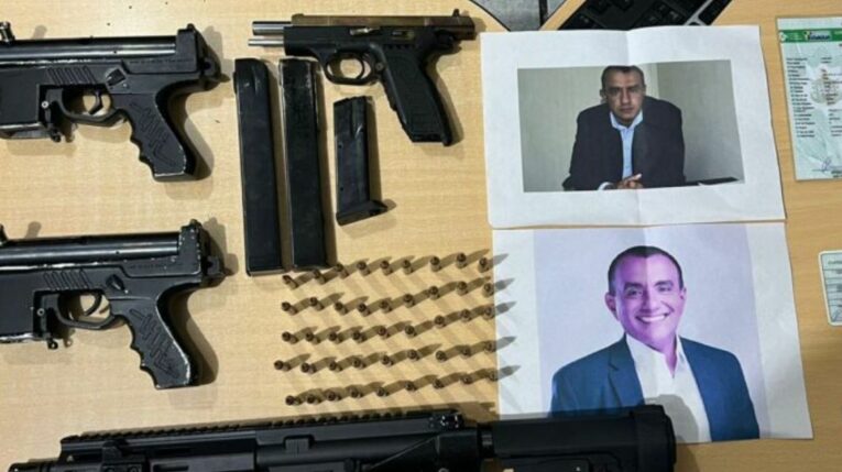 La Policía encontró armas de fuego y fotos del alcalde de Portoviejo en un operativo efectuado en el cantón 24 de Mayo, de Manabí, el 14 de mayo de 2024.