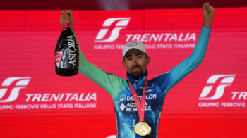 El ciclista francés Valentin Paret Peintre celebra en el podio tras ganar la Etapa 10 del Giro de Italia, el 14 de mayo de 2024.