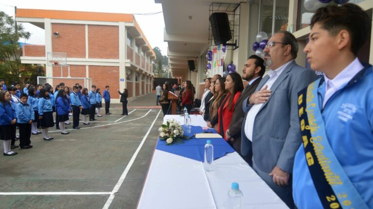 Estudiantes y docentes en la Unidad Educativa Otto Arosemena Gómez, de Cuenca, el 22 de agosto de 2023.
