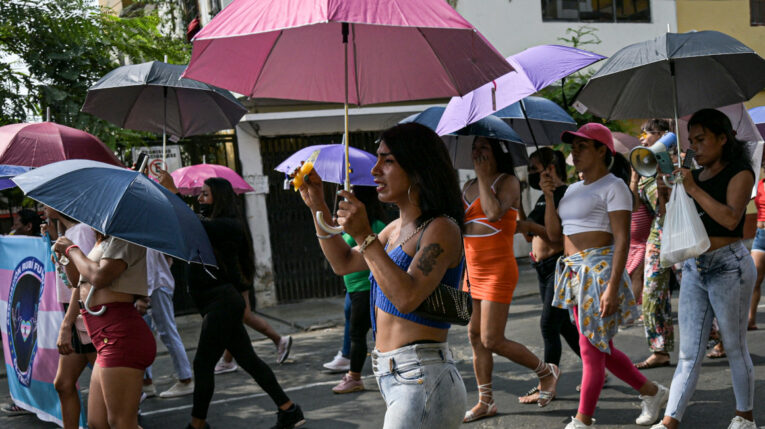 Un grupo de mujeres trans camina por las calles de Lima, Perú, el 13 de febrero de 2024.